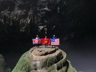 Turiști afișează steagurile Coreei de Nord, Chinei și Vietnamului Foto: EPA