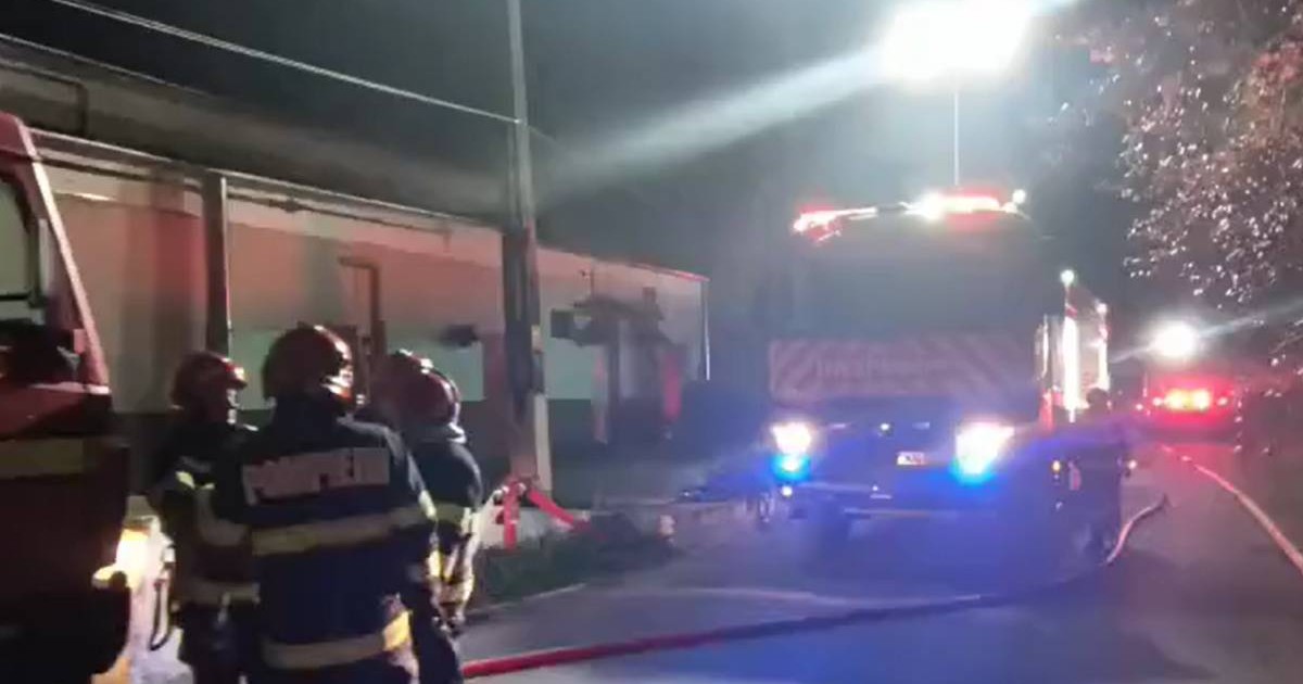 Imagine cu trei pompieri pe stradă și două autospeciale la incendiul de la fabrica de arme Cugir