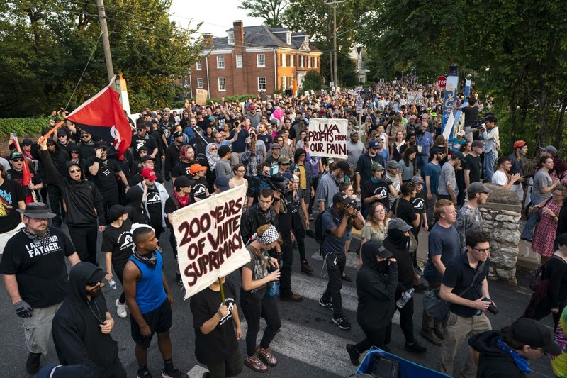 Militanții Antifa, alături de alți manifestanți, la aniversarea incidentelor din Charlottesville FOTO: EPA