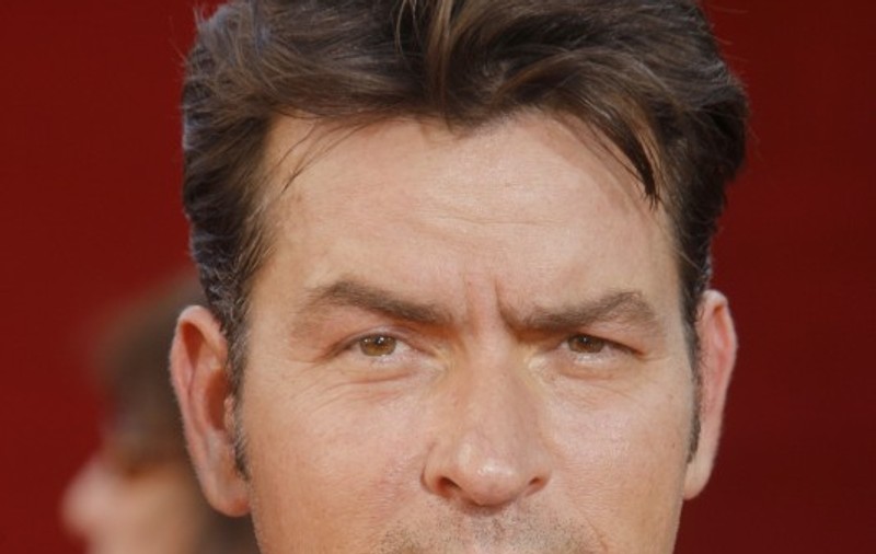 Maşina lui Charlie Sheen, furată şi aruncată în prăpastie