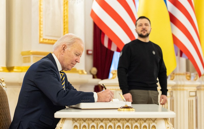 Joe Biden l-a sunat pe Zelenski şi a anunţat un nou ajutor militar pentru Ucraina