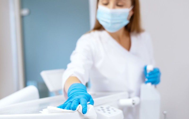 Nu se cumpără cel mai ieftin, se cumpără cel „potrivit”: cum se decide, de fapt, ce dezinfectant ajunge în spital