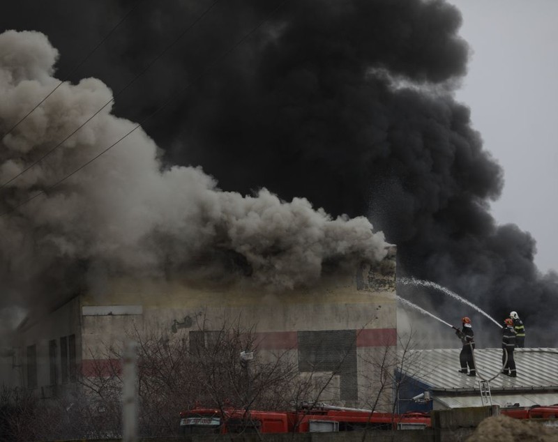 Incendiul de lângă Capitală e sub control, anunță ISU. A fost redus efectivul pompierior