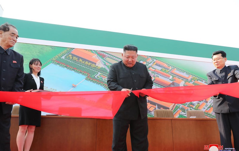 Primele imagini cu Kim Jong-un, publicate în presa nord-coreeană. Liderul de la Phenian a apărut în public, după trei săptămâni de absență