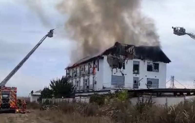 Incendiu la un hotel din Tătărani, Prahova. Două tinere au murit carbonizate
