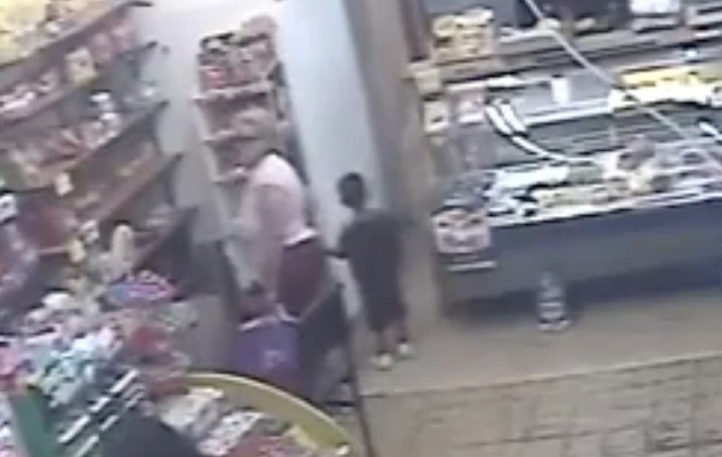 VIDEO | O femeie a pus un copil de patru ani să fure dintr-un magazin! Imagini incredibile