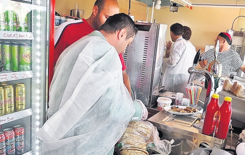 Inspectorii de la Siguranța Alimentelor și ANPC au pus tunurile pe fast-food-uri și magazine