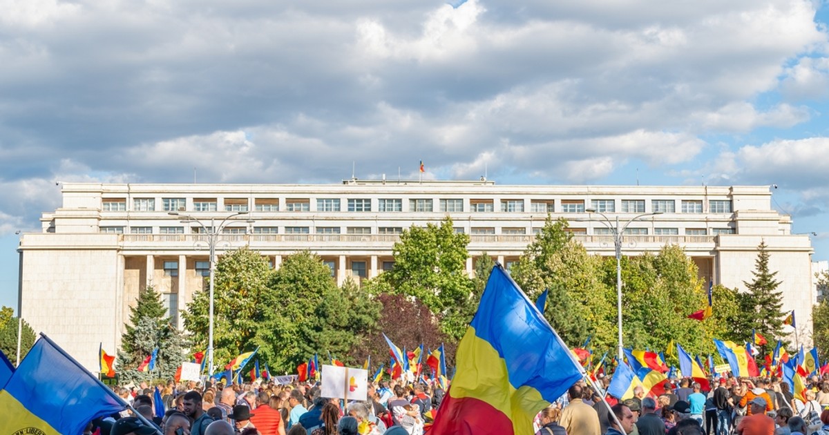 Cum se organizează o grevă în mod legal în România. Tipuri de greve - Imagine cu participanţi la o grevă protestând în faţa Palatului Victoria.