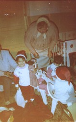 Decembrie 1993: una dintre puținele poze pe care Mirabela le are din perioada trăită în orfelinat | Foto: arhiva Mirabelei