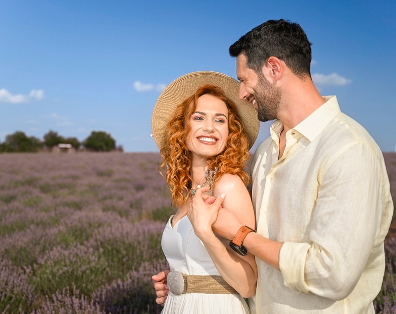 „Iubire cu parfum de lavandă”, noul serial de la Antena 1. Michaela Prosan și Adi Nartea sunt protagoniștii: „În genul ăsta de producție ritmul este alert”