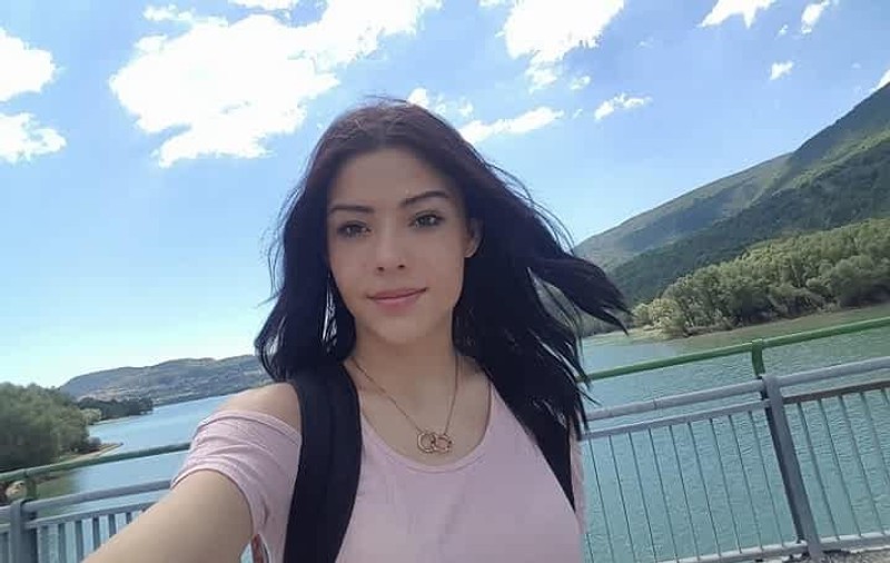 Românca de 19 ani care s-a sinucis în Italia, înmormântată într-un sicriu alb. Mesajul trist al  preotului