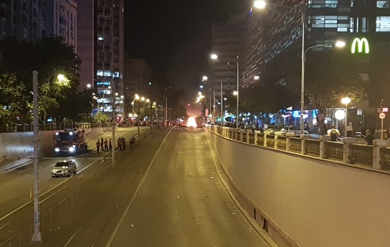 Protestatarii au incendiat ieșirea din Pasajul Victoria. Au adus cauciucuri și sticle incendiare