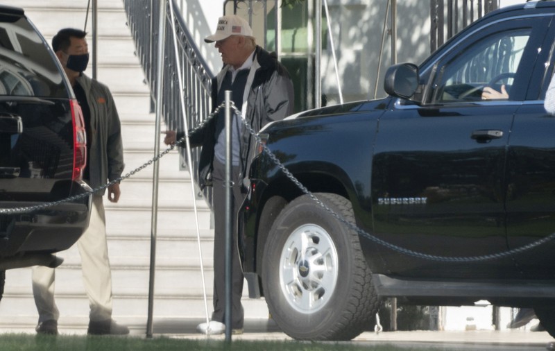 VIDEO | Donald Trump, întâmpinat cu huiduieli și semne obscene la întoarcerea la Casa Albă