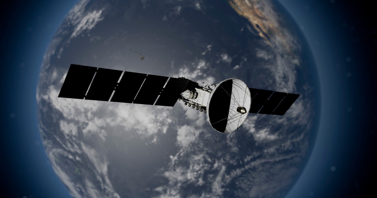 Poză cu un satelit care orbitează în jurul Pământului