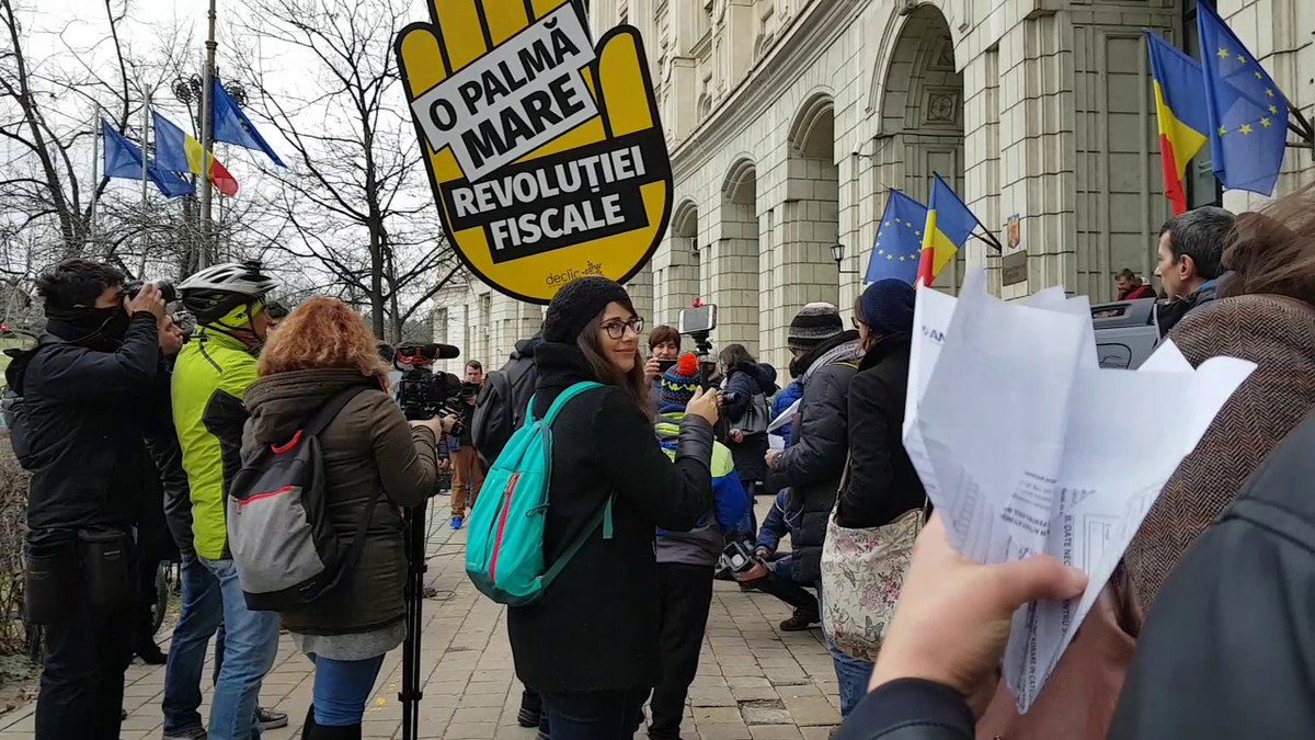 Declaraţia 600 şi-a luat zborul, miercuri, după ce mai mulţi tineri au organizat un flashmob în faţa Ministerului Finanţelor, pe care l-au "atacat" cu avioane de hârtie făcute din acest document al ANAF.