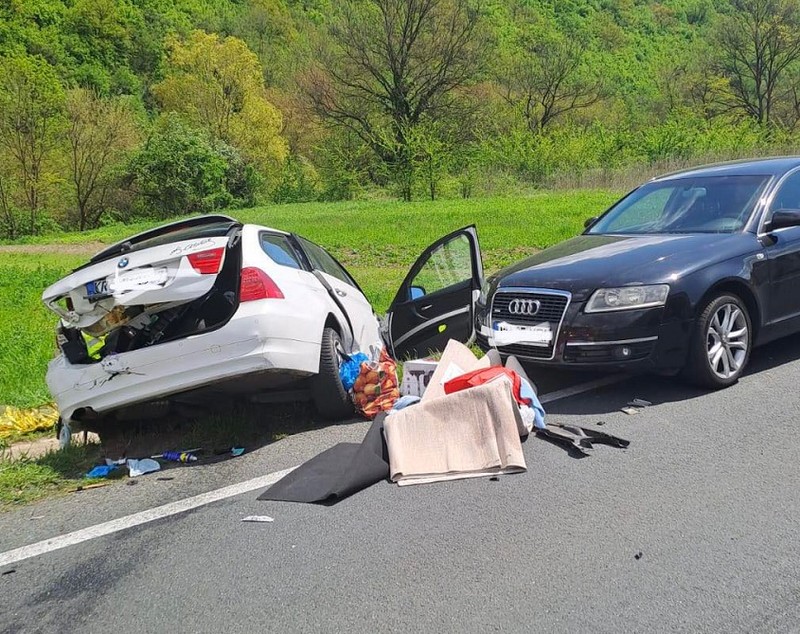 Accident grav în Caraş-Severin cu mai multe mașini, între care un autocar. O persoană a murit, iar alte două au ajuns la spital