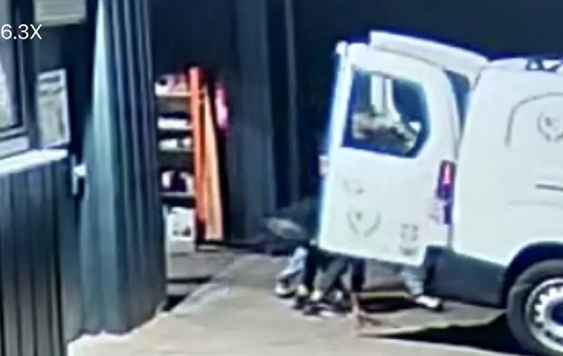 Hoții români care au dat lovituri de peste un milion de euro în Germania își lasă copiii în mașină, la locul jafului, ca să-i găsească acolo poliția