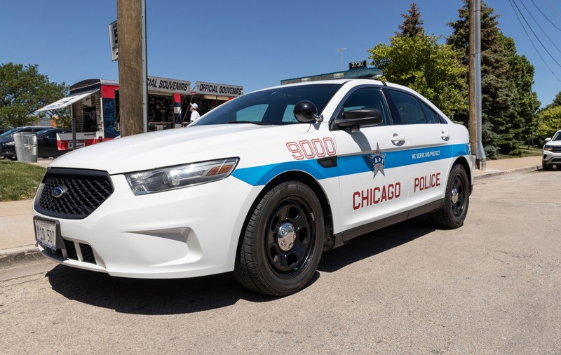 Reporteri prădați de hoți, sub amenințarea armei, chiar în timp ce relatau despre o serie de jafuri din Chicago