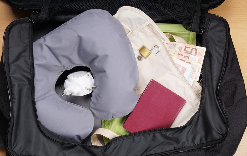 Un bătrân a găsit un rucsac cu bani în Focșani. Se putea îmbogăți cu aproape 14.000 de euro, dar i-a predat Poliției