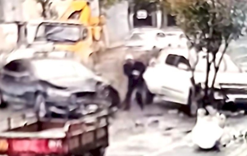 A scăpat la milimetru. Un bărbat s-a ales doar cu o sperietură, după ce două mașini s-au ciocnit lângă el, într-o intersecție, în China | VIDEO
