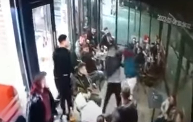 VIDEO | Șofer de ridesharing bătut crunt și înjunghiat în benzinărie, la Sibiu. Motivul incredibil al agresiunii