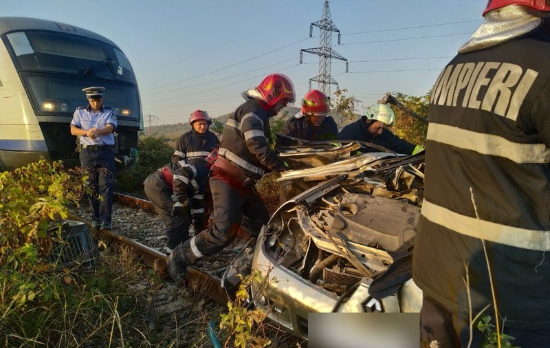 VIDEO |Mașină lovită de tren în județul Dâmbovița. Doi oameni au murit
