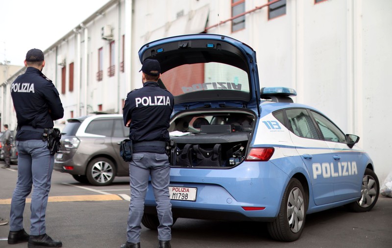 Români lăsați pe jos după ce microbuzul cu care călătoreau a fost tras pe dreapta în Italia. Ce au descoperit polițiștii