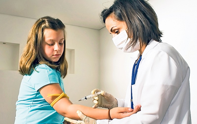 OMS a decis: Fetiţele vor face mai puţine vaccinuri împotriva HPV