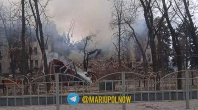 Clădirea teatrului din Mariupol, în urma bombardamentului