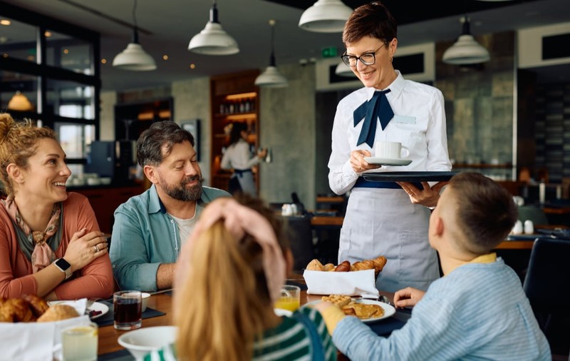 Gestul simplu făcut la restaurant care dezvăluie multe despre tine și caracterul tău