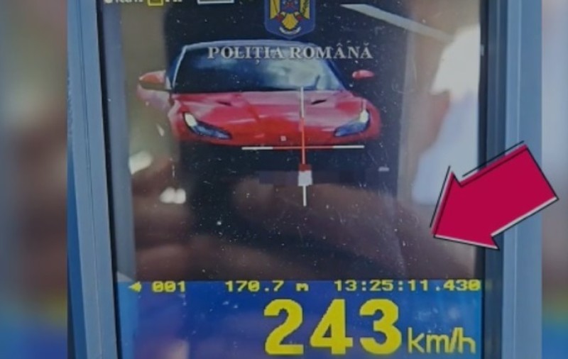 Şofer cu Ferrari, surprins de radar când gonea cu 243 km/h, pe A3, în judeţul Braşov. Era cu trei copii în mașină