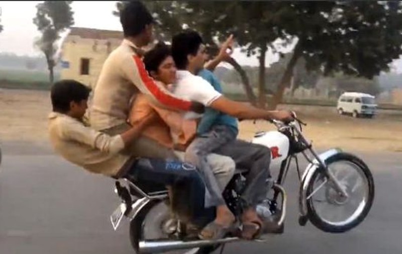Ce cascadori! Uite cum merg 5 bărbaţi pe o motocicletă care rulează pe O ROATĂ! | VIDEO