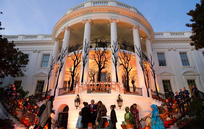 Casa Albă, decorată pentru Halloween. Gestul făcut de Trump când a văzut un copil îmbrăcat în costum de minion
