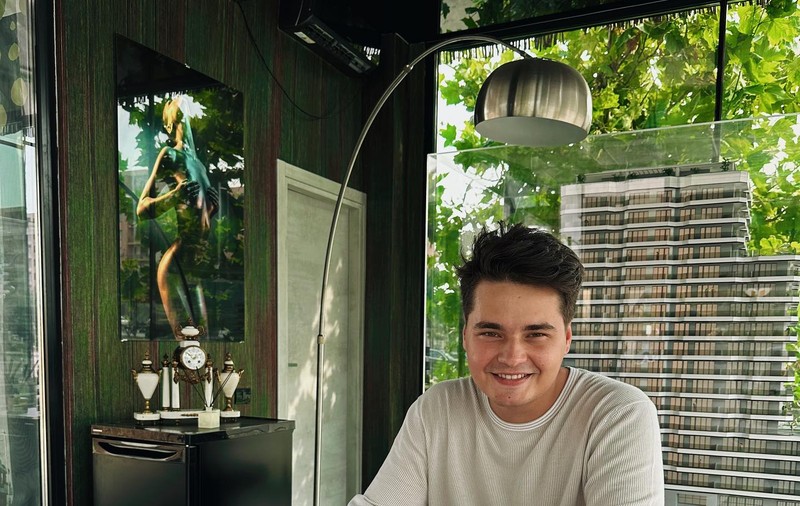 Selly a investit un milion de euro într-un film realizat în doar 4 luni: „Socoteala de acasă nu e cea din târg”. Ce așteptări are de la „Buzz House”