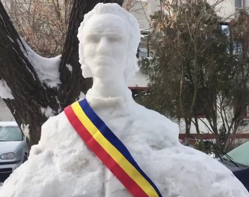 Bustul lui Mihai Eminescu, sculptat în zăpadă de un pensionar din Galați. "Mulţi copii habar nu au cine a fost Eminescu"