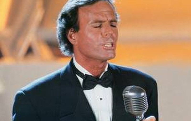 Cu această SURPRIZĂ DE PROPORŢII, Julio Iglesias VA INTRA ÎN ISTORIE. Celebrul cântăreţ ţine mult la români