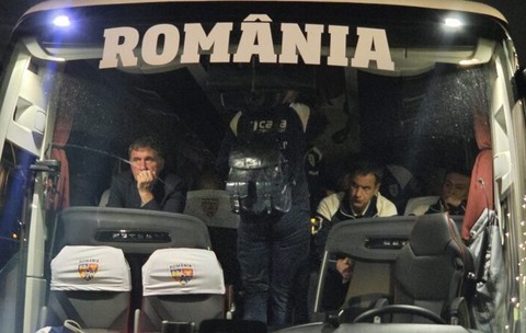 Gică Hagi, copleșit de gânduri în autocarul naționalei. Imaginea care spune totul după România – Bosnia 2-4