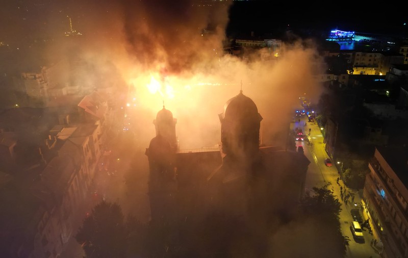 Incendiu la Arhiepiscopia Tomisului din Constanța. A luat foc mansarda, o turlă s-a prăbușit - VIDEO