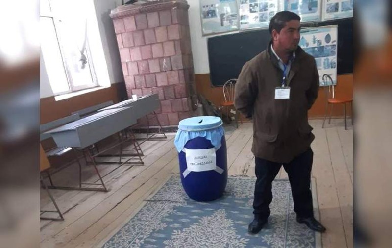 Un butoi de varză a fost folosit pe post de urnă în Vâlcea