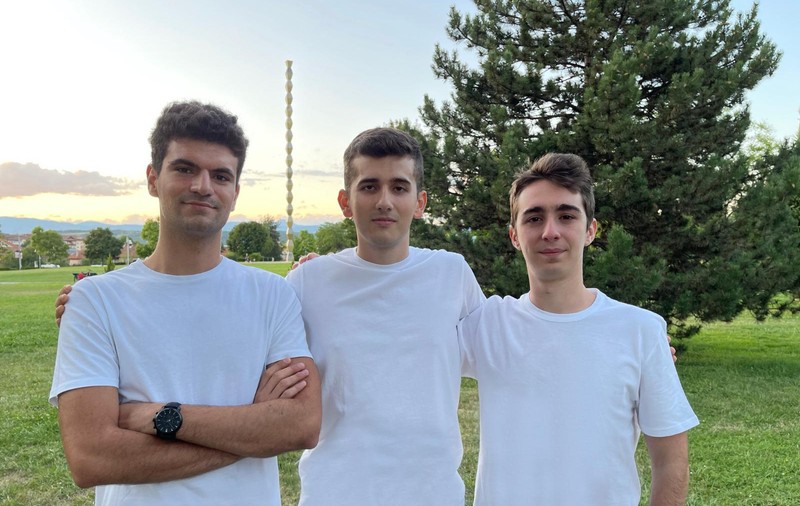 „E important să ai ciorapi călduroși”. Trei tineri din Târgu Jiu au lansat o afacere inedită cu șosete: cumperi o pereche, ei donează una