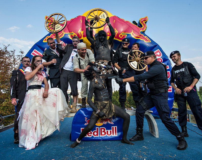 51 de mașini artizanale au defilat la primul Soapbox Race din România. Au învins ”Canibalii vegetarieni”