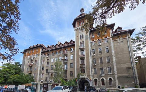 Blocul C.A.M. din Piața Lahovary