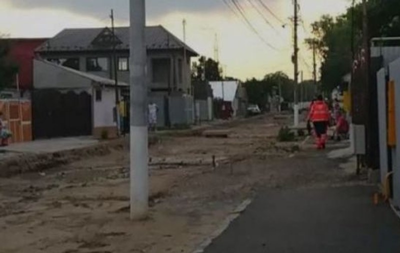 VIDEO | Un bolnav a fost cărat pe brațe, în Brăila, deoarece ambulanța nu a putut intra pe stradă din cauza noroiului