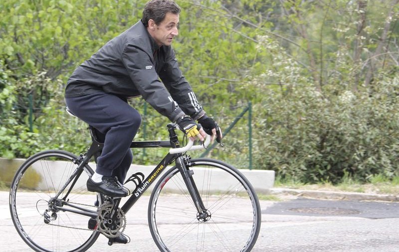 Sarkozy s-a dat cu bicicleta