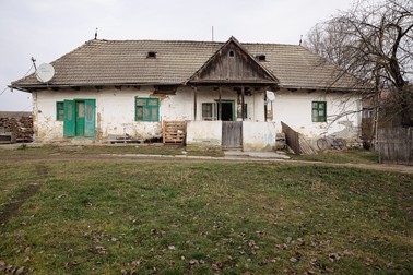 Casa în care locuiesc cei patru membri ai familiei Artene