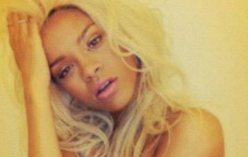 Rihanna, COMPLET GOALĂ, în ipostaze EROTICE | FOTO INCENDIAR