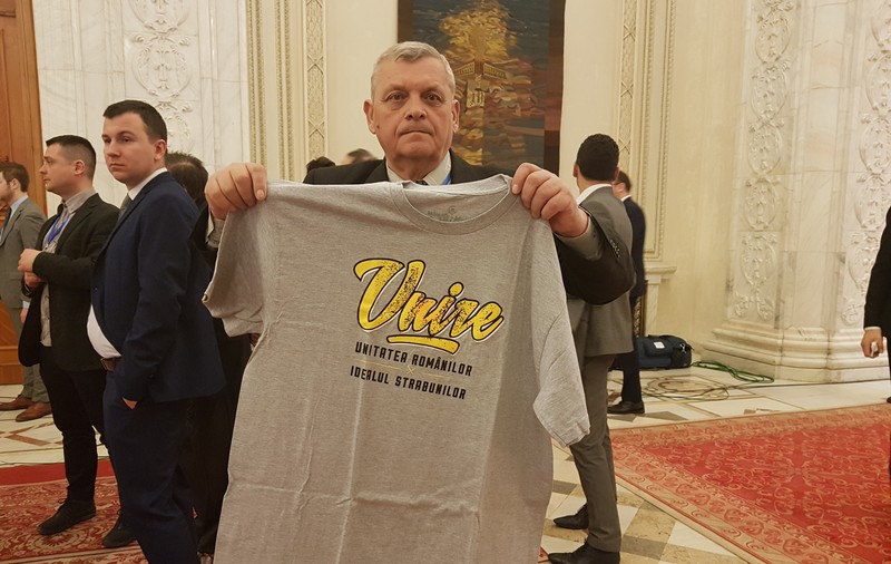 Unioniștii au împărțit tricouri cu mesajul ”Unire” parlamentarilor români (FOTO)
