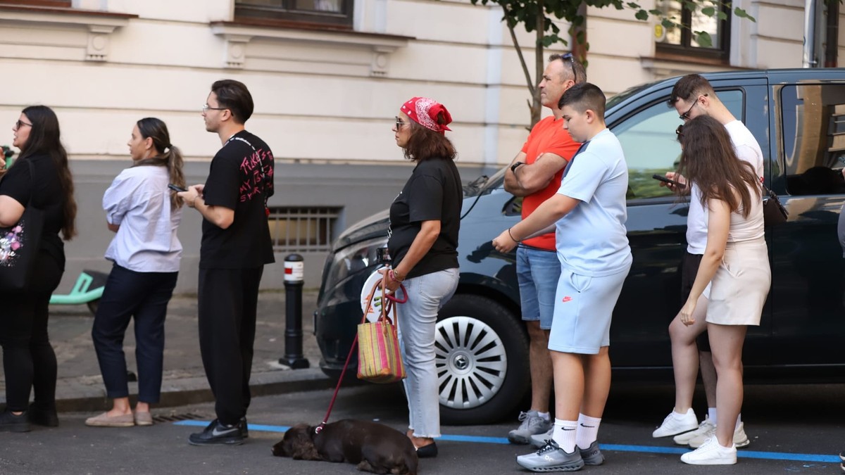 Celebra patiserie cu merdenele din Piața Amzei, luată cu asalt de clienți. Sursă foto: Dumitru Angelescu/ Libertatea.