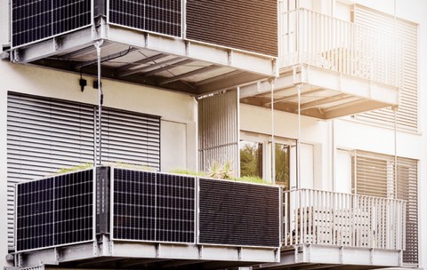 Panouri fotovoltaice pe balcon sau pe bloc: cât costă, cât produc și când se amortizează investiția
