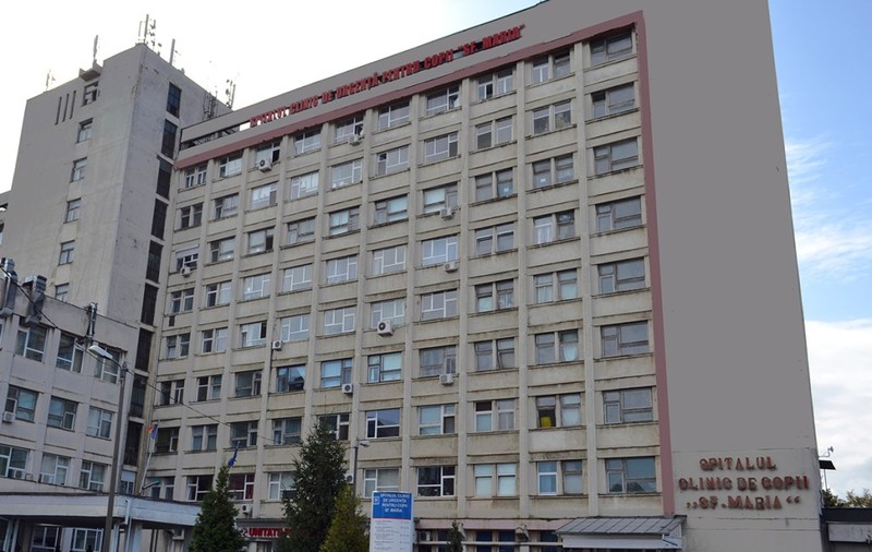 Copil de șase ani din Iași, în stare gravă după ce a fost mușcat de câinele familiei. Medicii i-au amputat două degete